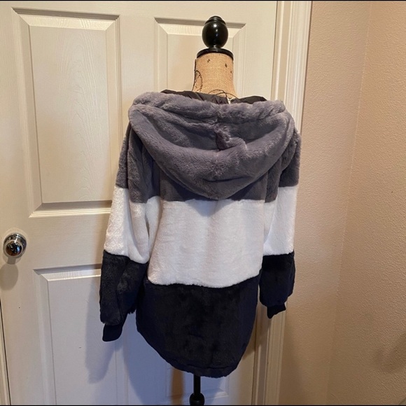 Long sleeve color block jacket with pullover hood. - Picture 5 of 5